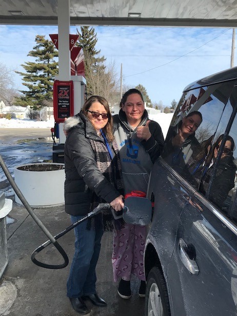 Employee buying and pumping gas for a stranger